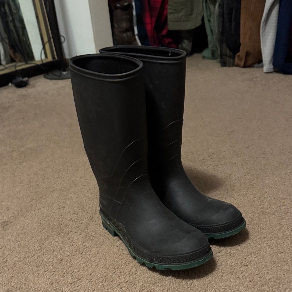 Source Unknown Black Boots with Green Soles
